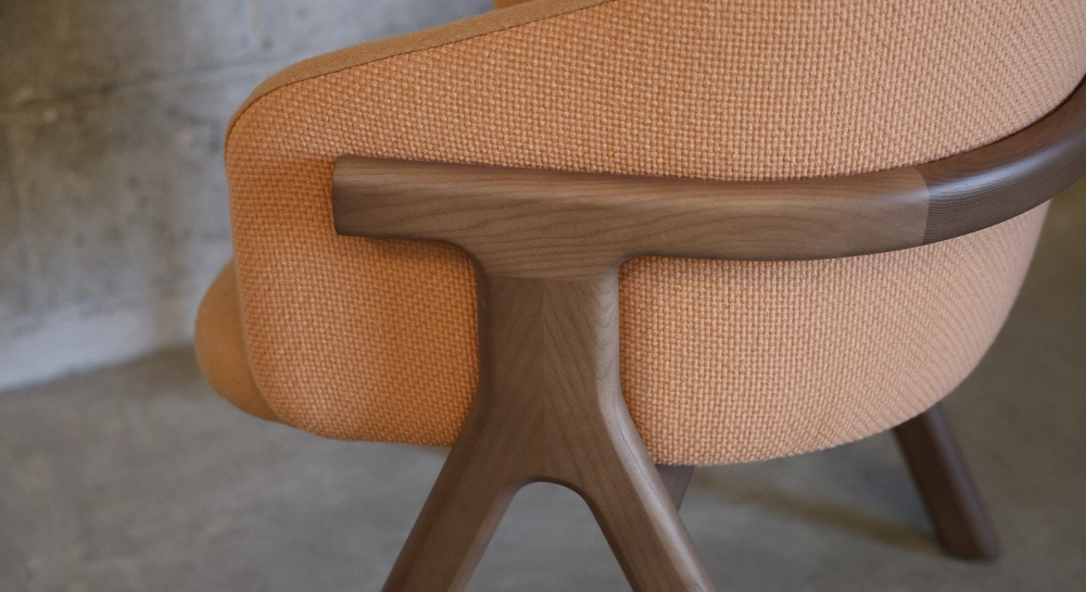 Chaise design en frêne bois teinte noyer assise bi matière couleur pêche