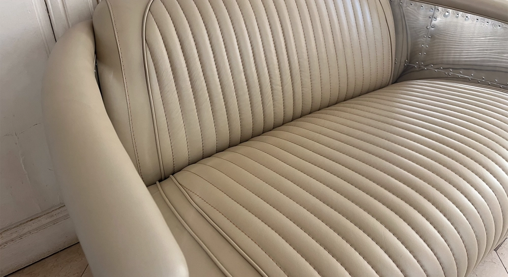 Canapé aviateur aluminium riveté et cuir 2 places beige Canapé aviateur aluminium riveté et cuir 2 places beige