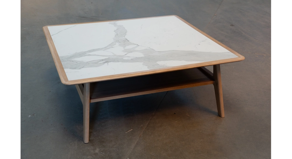 Table basse carrée en chêne et céramique avec bois teinte naturelle plateau céramique effet marbre blanc 120X120 cm