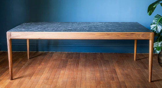 Table salle à manger en noyer et céramique avec bois teinte naturelle et plateau céramique effet ardoise 140x90 cm