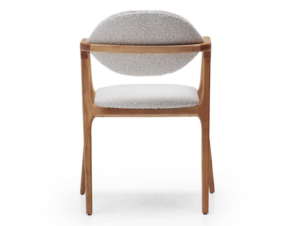 Chaise design avec accoudoirs bois teinte naturelle et tissu bouclé blanc Chaise design avec accoudoirs bois teinte naturelle et tissu bouclé blanc