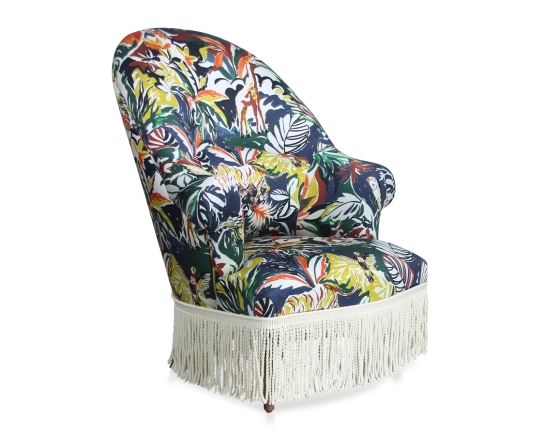 Fauteuil crapaud avec accoudoirs pieds bois teinte noyer et tissu jungle avec franges haut dossier