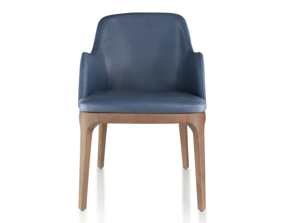 Chaise design avec accoudoirs bois teinte noyer et cuir bleu orage
