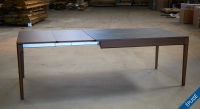Table extensible 6 à 12 personnes en chêne et céramique allonges bois avec bois teinte marron foncé et plateau céramique effet marbre noir 140x100 cm Table extensible 6 à 12 personnes en chêne et céramique allonges bois avec bois teinte marron foncé et plateau céramique effet marbre noir 140x100 cm