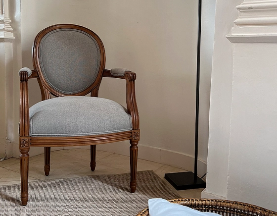Sillón antiguo estilo Luis XVI madera con tinte envejecido y tejido gris claro
