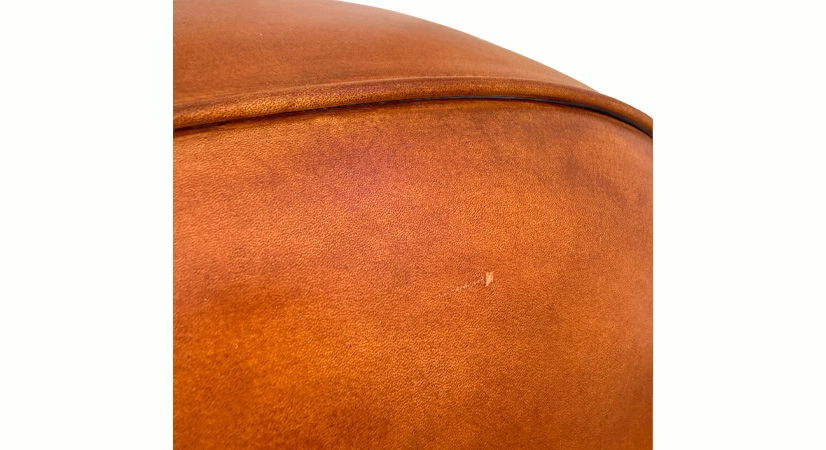 Fauteuil club cuir marron clair accoudoirs cloutés