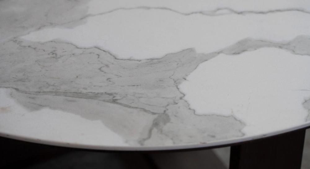 Table basse ronde en chêne et céramique avec bois teinte marron foncé plateau céramique effet marbre blanc 100x100 cm