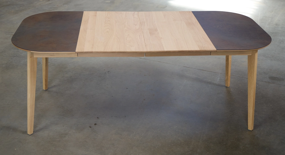 Table extensible 4 à 8 personnes en chêne et céramique allonges bois avec bois teinte naturelle et plateau céramique brune oxydée 100x100 cm Table extensible 4 à 8 personnes en chêne et céramique allonges bois avec bois teinte naturelle et plateau céramique brune oxydée 100x100 cm