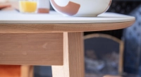 Table salle à manger en chêne et céramique 6 personnes avec bois teinte naturelle et plateau céramique effet marbre blanc 140x100 cm Table salle à manger en chêne et céramique 6 personnes avec bois teinte naturelle et plateau céramique effet marbre blanc 140x100 cm