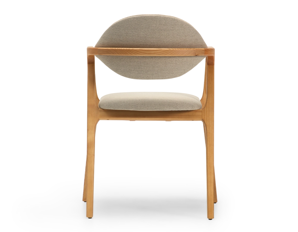 Chaise design avec accoudoirs bois teinte naturelle et tissu camel Chaise design avec accoudoirs bois teinte naturelle et tissu camel