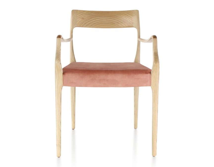 Chaise scandivave avec accoudoirs bois teinte naturelle assise tissu velours rose pâle