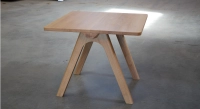 Table salle à manger en chêne 4 personnes teinte naturelle 90x90 cm Table salle à manger en chêne 4 personnes teinte naturelle 90x90 cm