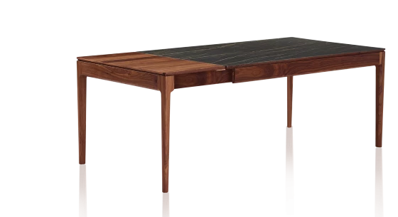 Table extensible 8 à 12 personnes en noyer et céramique allonges bois avec bois teinte naturelle et plateau céramique effet marbre noir 180x100 cm