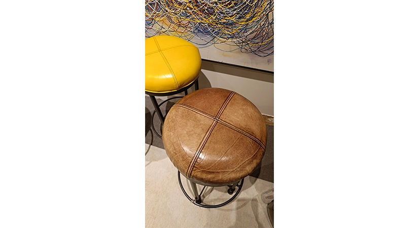 Lot de 3 tabourets de bar vintage cuir jaune, marron soutenu et vert olive