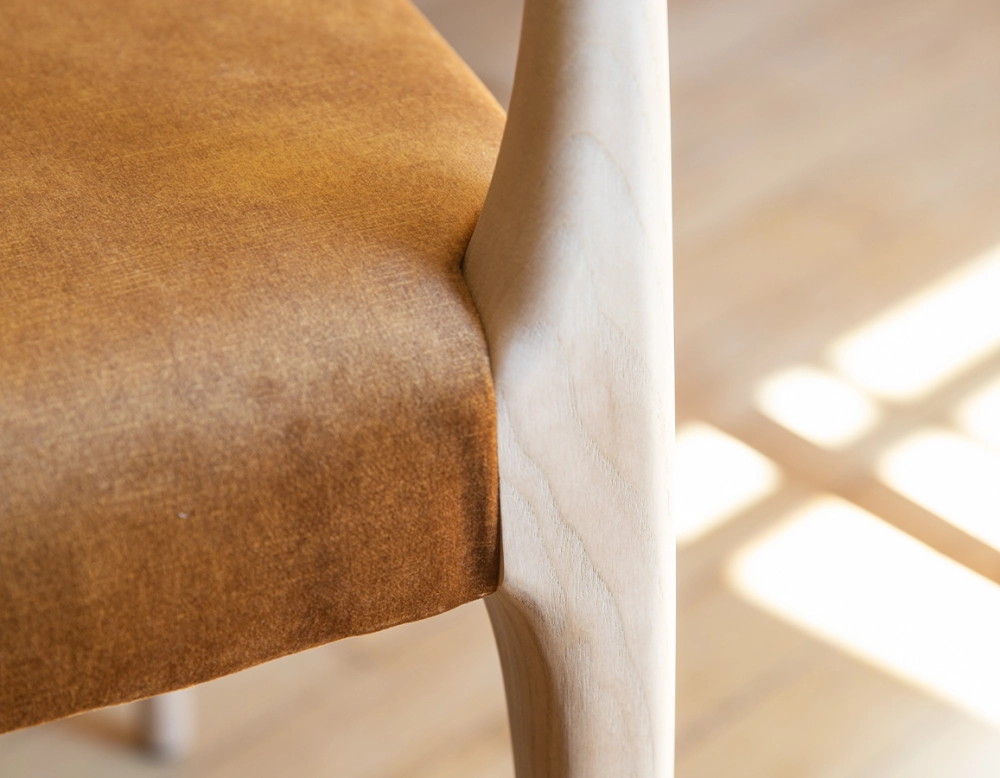 Chaise scandinave bois teinte naturelle assise tissu velours bronze Chaise scandinave bois teinte naturelle assise tissu velours bronze