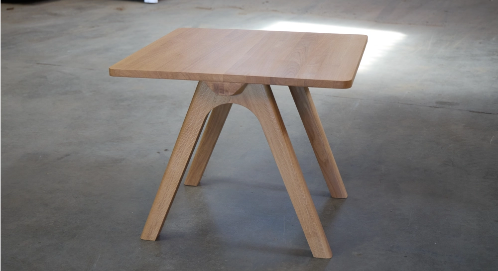Table salle à manger en chêne 4 personnes teinte naturelle 90x90 cm Table salle à manger en chêne 4 personnes teinte naturelle 90x90 cm
