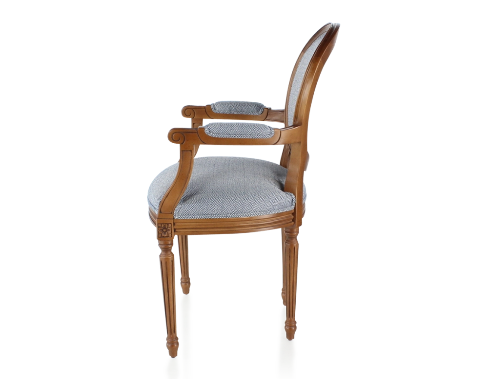 Chaise ancienne style Louis XVI avec accoudoirs bois teinte ancienne et tissu chevron bleu Chaise ancienne style Louis XVI avec accoudoirs bois teinte ancienne et tissu chevron bleu