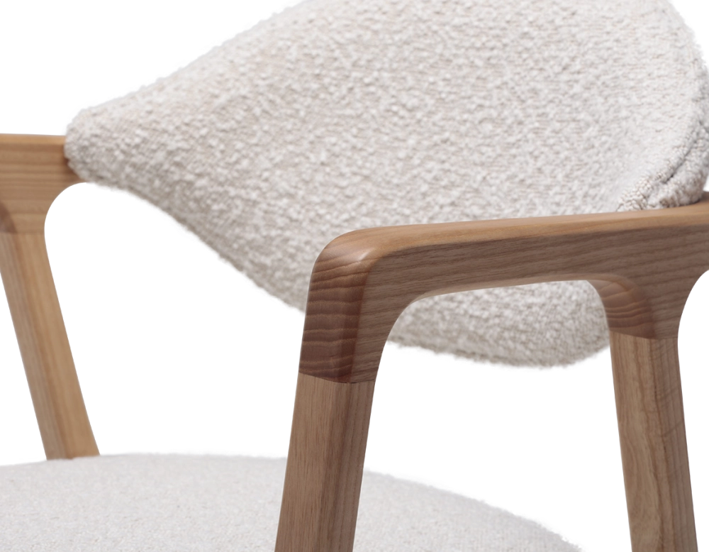 Chaise design avec accoudoirs bois teinte naturelle et tissu bouclé blanc Chaise design avec accoudoirs bois teinte naturelle et tissu bouclé blanc