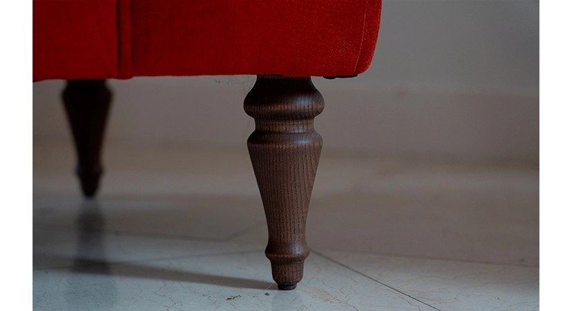 Fauteuil crapaud avec accoudoirs pieds bois teinte naturelle et tissu velours terracotta