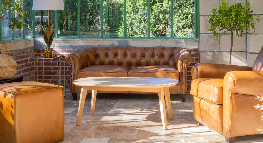 Canapé Chesterfield cuir 2 places cognac accoudoirs cloutés Canapé Chesterfield cuir 2 places cognac accoudoirs cloutés