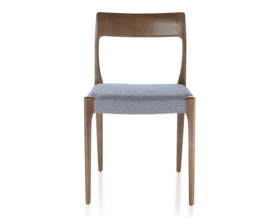 Chaise scandinave bois teinte marron foncé assise tissu chevron bleu