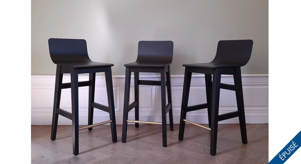 Lot de 3 tabourets de bar design H60 cm bois teinte noire intense repose pied couleur laiton Lot de 3 tabourets de bar design H60 cm bois teinte noire intense repose pied couleur laiton