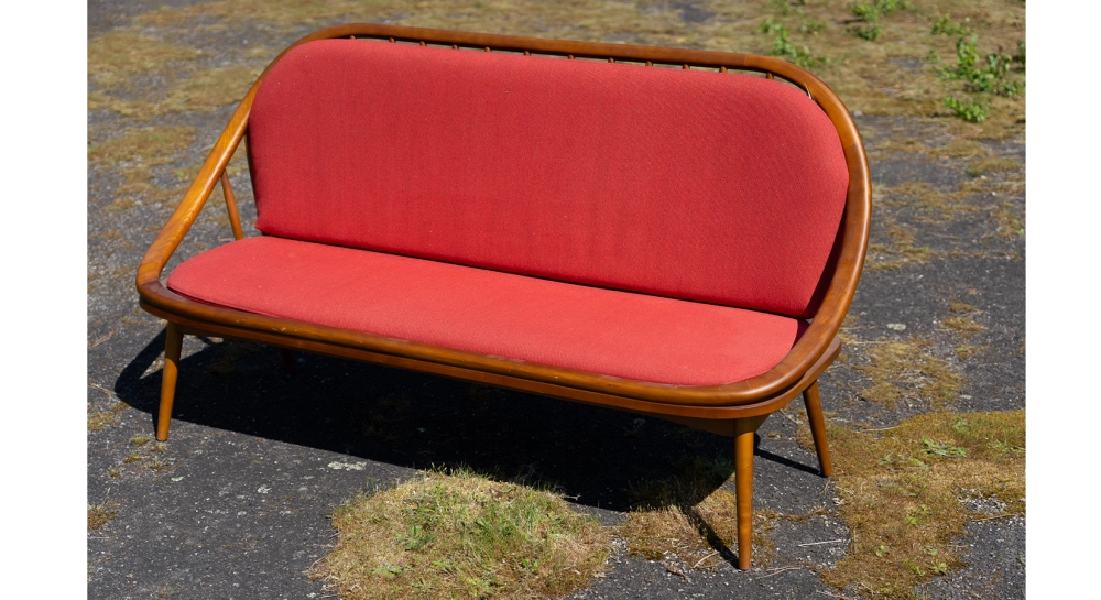 Canapé scandinave 2 places bois teinte merisier et tissu rouge Canapé scandinave 2 places bois teinte merisier et tissu rouge