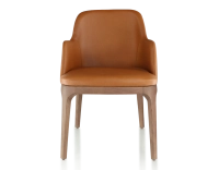Chaise design avec accoudoirs bois teinte noyer et cuir caramel Chaise design avec accoudoirs bois teinte noyer et cuir caramel