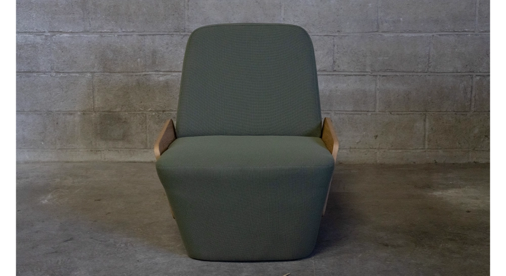 Fauteuil design sans accoudoirs chêne teinte naturelle assise tissu vert