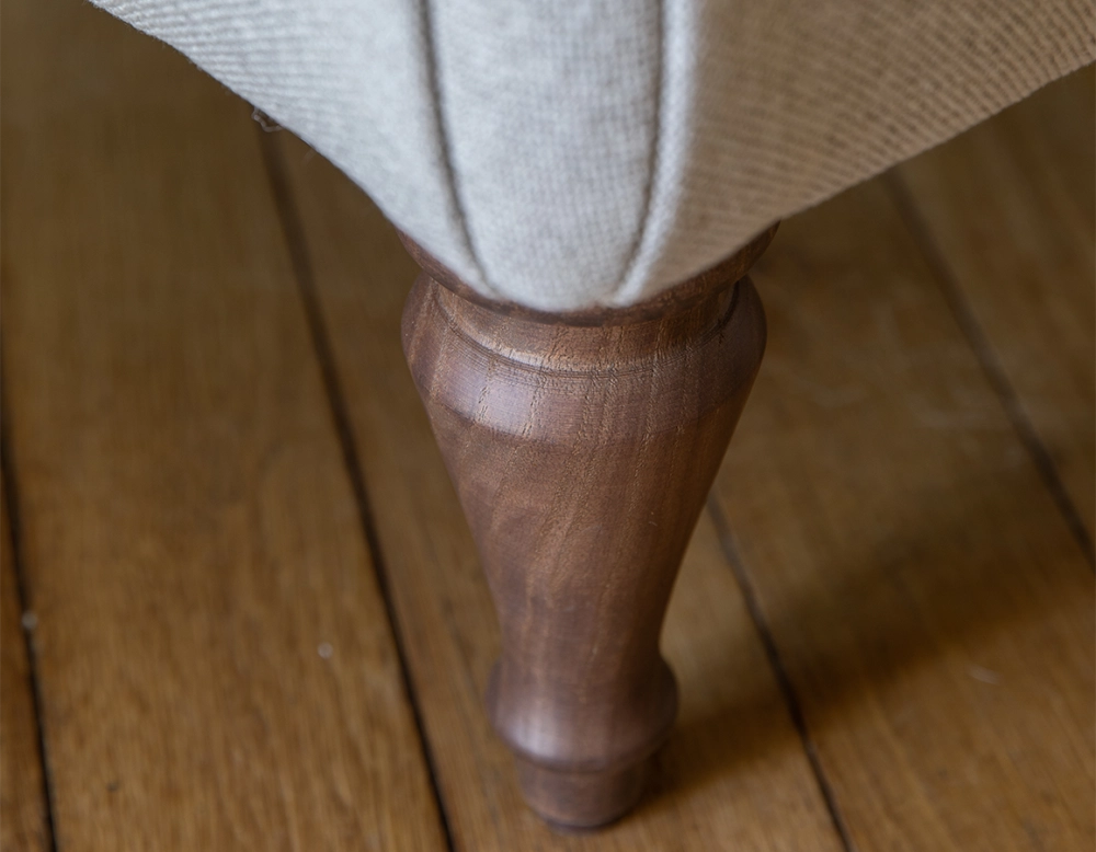 Fauteuil crapaud avec accoudoirs pieds bois teinte noyer et tissu beige naturel moyen dossier Fauteuil crapaud avec accoudoirs pieds bois teinte noyer et tissu beige naturel moyen dossier