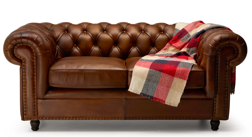 Canapé Chesterfield cuir 2 places marron vintage accoudoirs cloutés Canapé Chesterfield cuir 2 places marron vintage accoudoirs cloutés