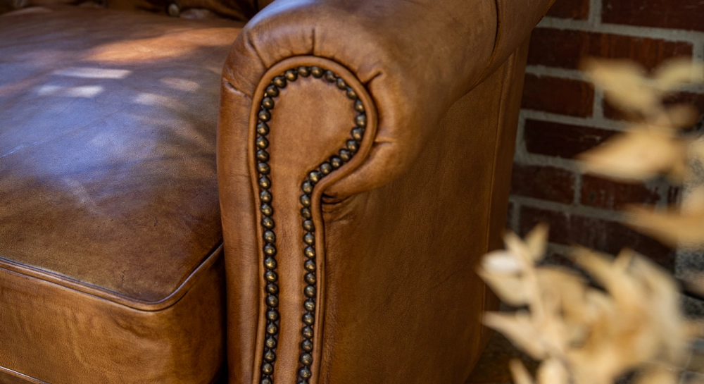 Canapé Chesterfield cuir 2 places cognac accoudoirs cloutés Canapé Chesterfield cuir 2 places cognac accoudoirs cloutés