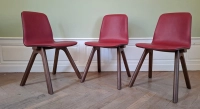 Lot de 3 chaises design chêne teinte foncée et cuir de vachette bordeaux Lot de 3 chaises design chêne teinte foncée et cuir de vachette bordeaux