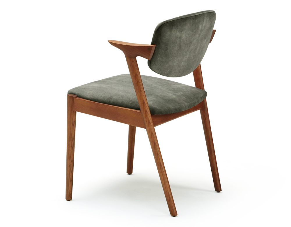 Chaise scandinave bois teinte merisier assise tissu velours vert forêt Chaise scandinave bois teinte merisier assise tissu velours vert forêt