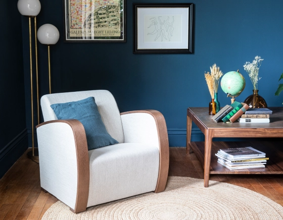 Fauteuil design bois teinte marron foncé et tissu beige naturel