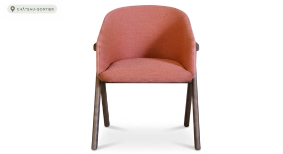 Chaise design en frêne bois teinte noyer assise bi matière couleur rose