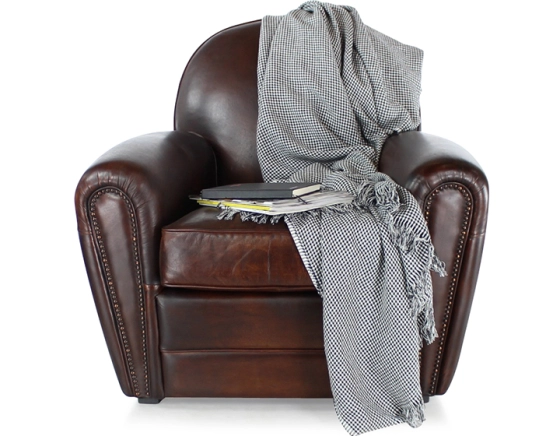 Fauteuil club cuir marron soutenu accoudoirs cloutés