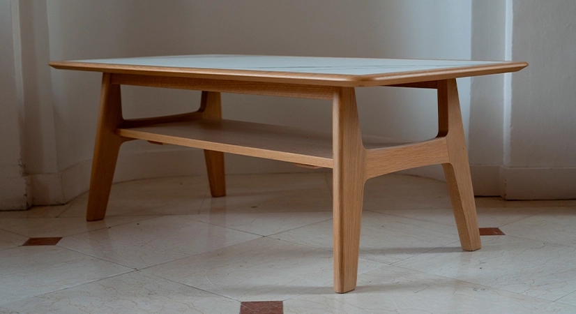 Square coffee table in oak and ceramic. with a natural wood finish and a white marble-effect ceramic top. 120x120 cm