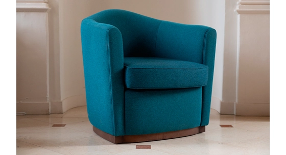 Fauteuil club tissu tissu bleu socle bois teinte noyer