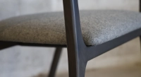 Chaise design avec accoudoirs en frêne bois teinte anthracite et tissu gris