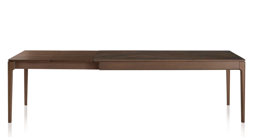 Table extensible en chêne et céramique allonges bois avec bois teinte marron foncé et plateau céramique brun oxydé 140x90 cm