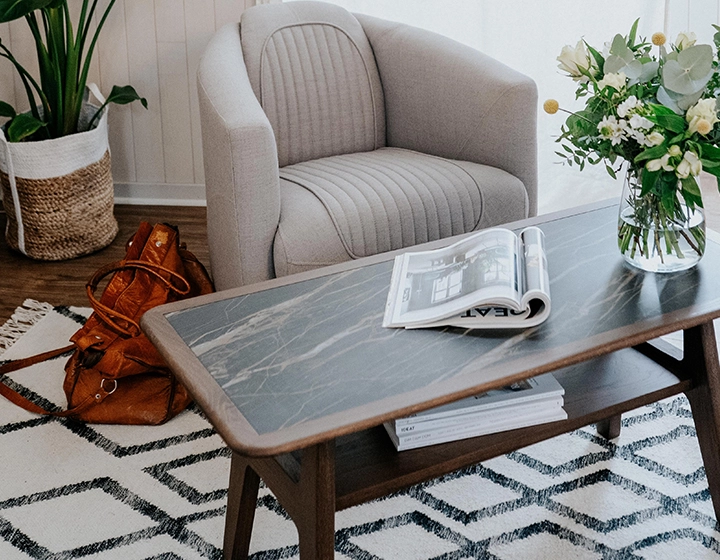 Table basse rectangulaire en chêne et céramique avec bois teinte marron foncé plateau céramique effet marbre noir 100x50 cm Table basse rectangulaire en chêne et céramique avec bois teinte marron foncé plateau céramique effet marbre noir 100x50 cm