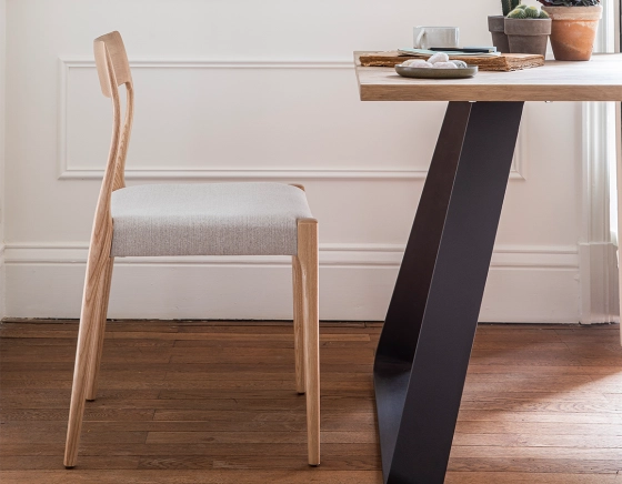 Chaise scandinave bois teinte naturelle assise tissu beige naturel