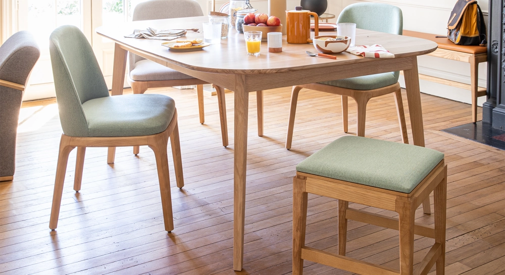 Table salle à manger en chêne 8 personnes teinte naturelle 180x90 cm Table salle à manger en chêne 8 personnes teinte naturelle 180x90 cm