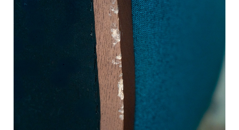 Fauteuil club tissu tissu bleu socle bois teinte noyer