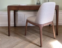 Chaise design bois teinte noyer et tissu beige naturel Chaise design bois teinte noyer et tissu beige naturel