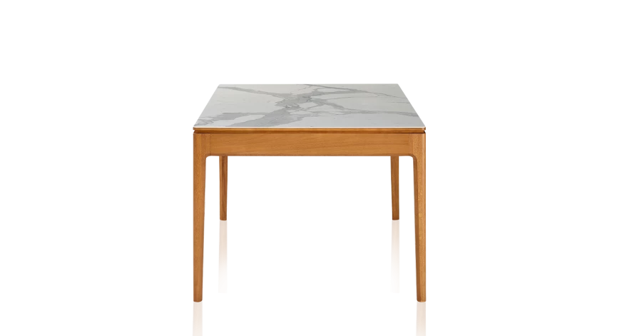 Table salle à manger en chêne et céramique avec bois teinte merisier et plateau céramique effet marbre blanc 140x100 cm