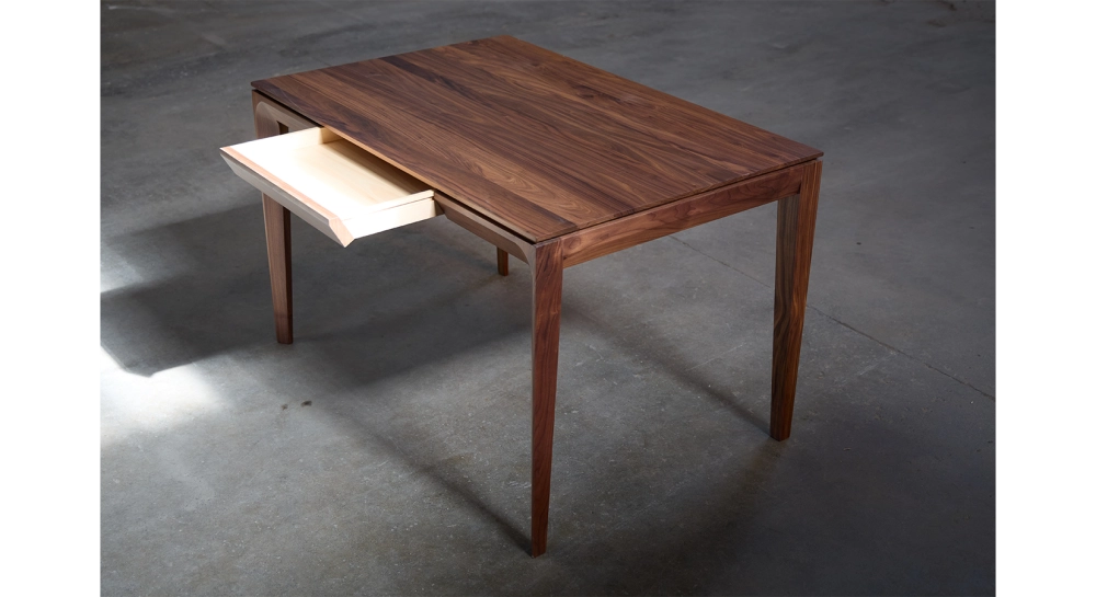 Bureau design en noyer teinte naturelle l120 cm Bureau design en noyer teinte naturelle l120 cm