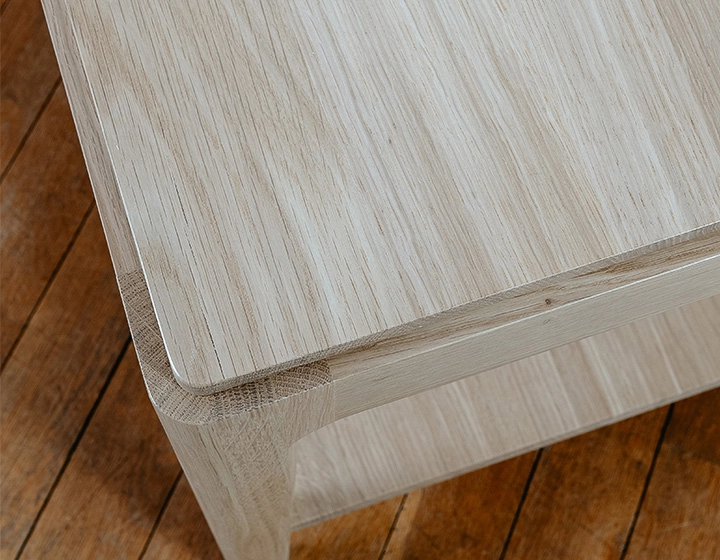 Table basse carrée en chêne avec tablette teinte naturelle 100x100 cm Table basse carrée en chêne avec tablette teinte naturelle 100x100 cm