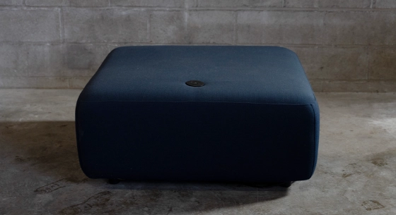 Pouf en tissu bleu nuit